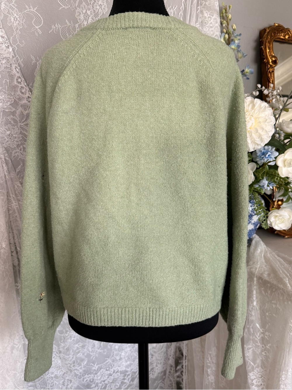 Sage green floral embroidered cardigan - Picture 3 of 7